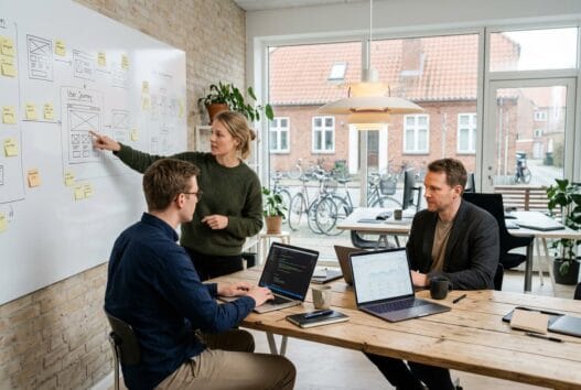 Skandinavisk team arbejder med webdesign og digitale dashboards på et kontor i Bisserup
