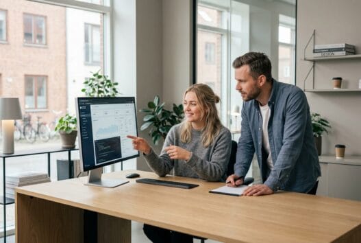 To kolleger arbejder ved computer i et moderne kontor i boeslunde med fokus på webdesign og digital udvikling