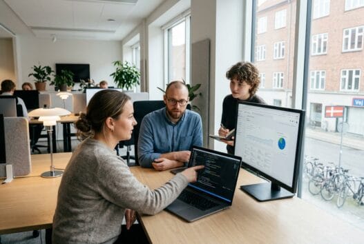 Skandinavisk team arbejder med webdesign og SEO i et moderne kontormiljø i Bording