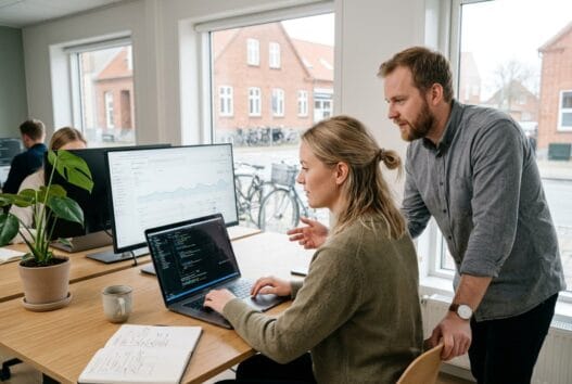 Realistisk kontorscene med dansk webbureau i Brande, hvor et team arbejder med digital markedsføring