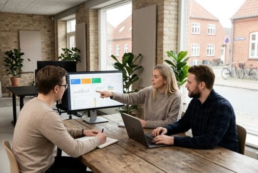 Dansk webbureau i dalby (4690) med team ved computer og digitale dashboards