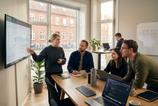 Moderne webbureau i dalbyover med dansk team, der arbejder med design, kode og digitale dashboards