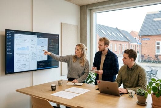 Skandinavisk team arbejder med webdesign og digitale strategier i et moderne kontor i durup