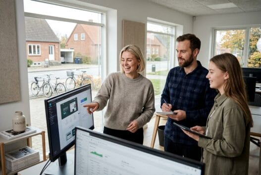 Moderne kontor med dansk webbureau i fjellerup (5856), hvor et team arbejder med digitale løsninger