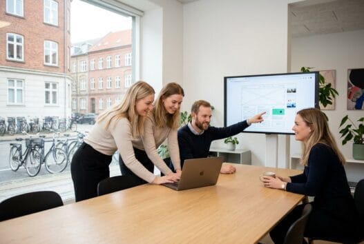 Moderne webbureau i Gamby med dansk team foran skærme og digitale dashboards