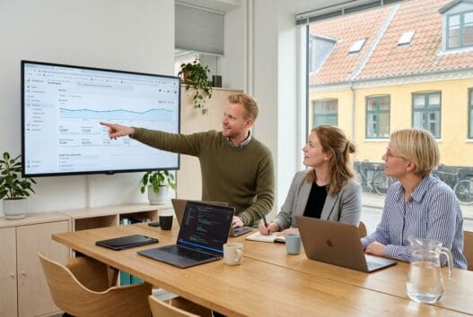 Moderne webbureau i Gershoj med team ved computer og dashboards i et lyst dansk kontor