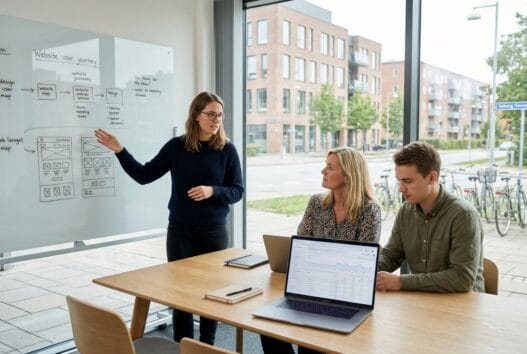 Skandinavisk webbureau i Gladsaxe med team ved computere og digitale dashboards