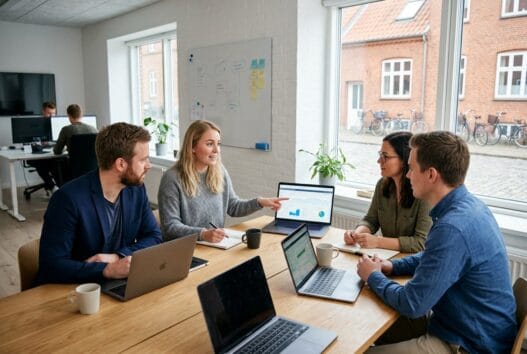 Dansk webbureau i gudme med team ved computerskærme og digitale dashboards