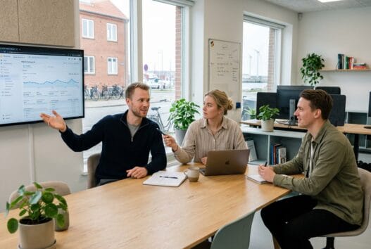 Skandinavisk webbureau i Hanstholm med team ved computerskærme og digitale dashboards
