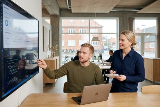 Moderne webbureau i Herringe med dansk team foran computer og digitale dashboards