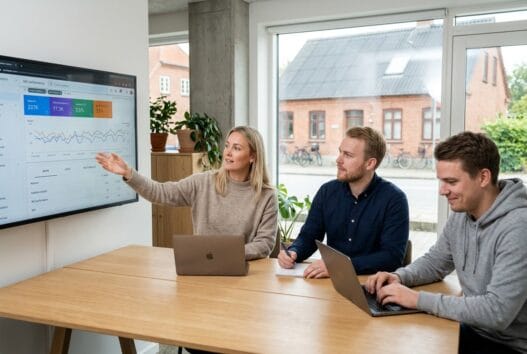 Skandinavisk team arbejder med webdesign, data og digital marketing på kontor i Hjarup