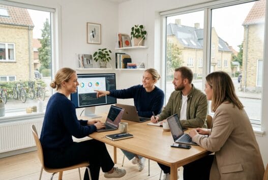 Dansk webbureau i Høsterkøb med team foran skærme og digitale dashboards i et lyst kontormiljø