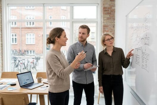 Moderne webbureau i holme-olstrup med team ved computere og digitale dashboards