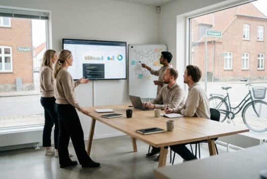 Skandinavisk team arbejder med webdesign og SEO på kontor i Hornborg