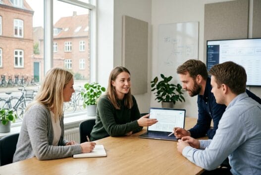 Skandinavisk team arbejder med webdesign og data på kontor i Houlbjerg