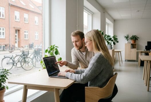 Moderne webbureau i Jerup med dansk team foran computer og digitale dashboards