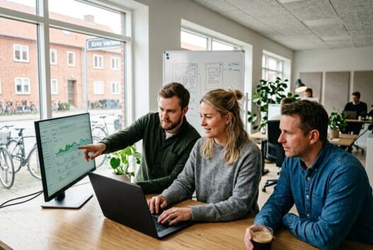 Dansk webdesigner arbejder ved computer i kirke værløse med fokus på digital udvikling og SEO