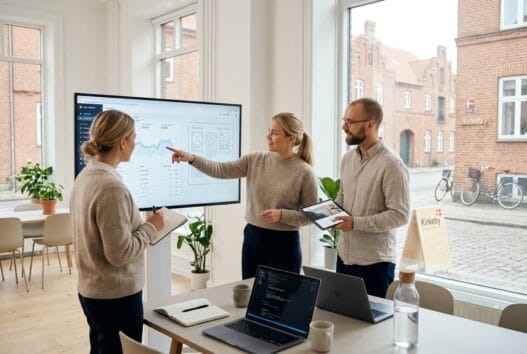 Moderne webbureau i kirkeby med dansk team foran skærme og digitale dashboards