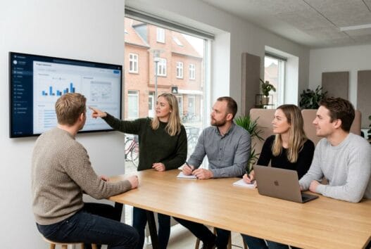 Moderne webbureau i kjellerup med team ved computer og digitale dashboards