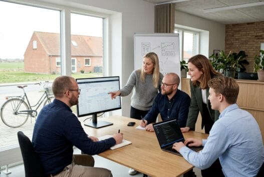 Moderne webbureau med team og dashboards i kyndeløse sydmark
