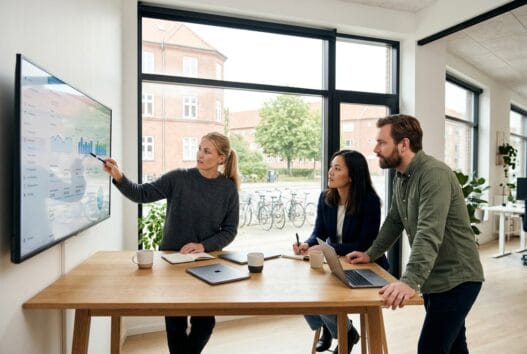 Skandinavisk team arbejder med digital strategi på et moderne webbureau i laurbjerg
