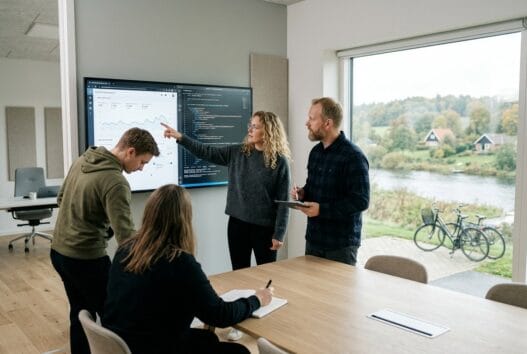 Realistisk hero-billede af dansk team i laven, der arbejder med webdesign, SEO og digital markedsføring