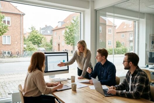 Dansk webbureau i Lyndby med team ved computer og dashboards i et moderne kontormiljø