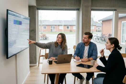 Moderne webbureau i Møldrup med dansk team ved computer og digitale dashboards