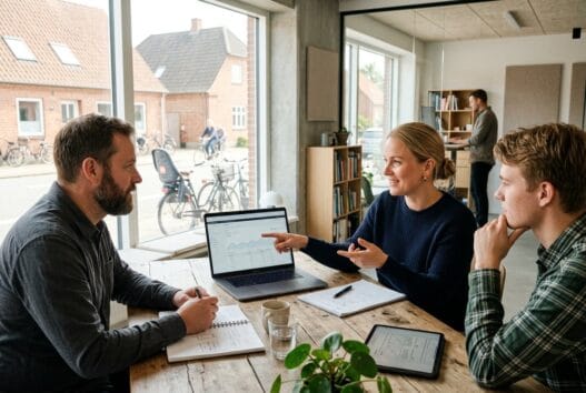 Skandinavisk team arbejder med webdesign og digitale løsninger på et moderne kontor i Nordrup