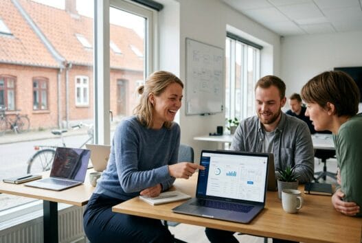 Skandinavisk team arbejder med webdesign og SEO på kontor i nyker