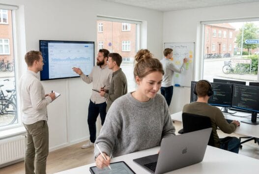 Realistisk hero-billede af et webbureau i Nyrup 4500 med dansk team foran computere
