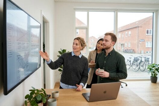 Skandinavisk team arbejder med webdesign og SEO på moderne kontor i Paderup