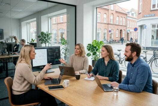 Skandinavisk team arbejder med webdesign og digitale dashboards på kontor i Randers
