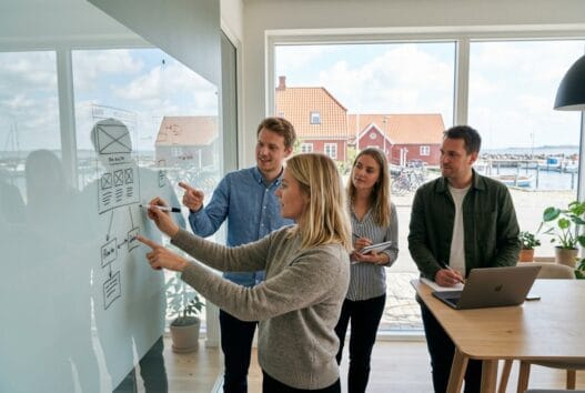 Moderne webbureau i Rørvig med dansk team, der arbejder ved computere i et lyst kontormiljø