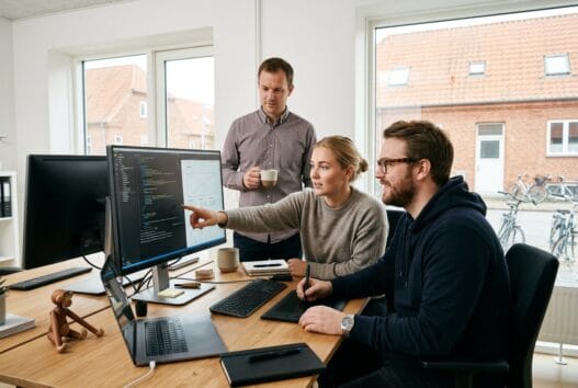 Moderne webbureau i Rønnebæk med dansk team foran computer og digitale dashboards