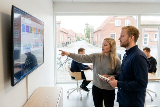 Dansk webbureau i Sall med team foran skærme og digitale dashboards i moderne kontor