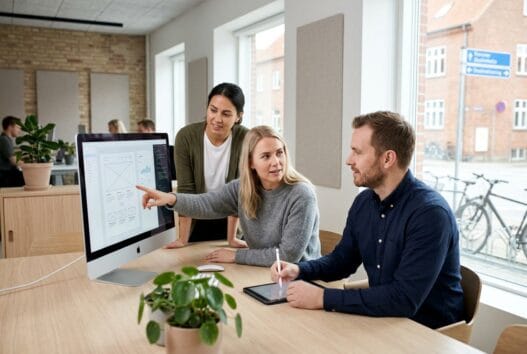 Moderne kontormiljø med dansk team, der arbejder med webdesign og digitale løsninger i skallebølle