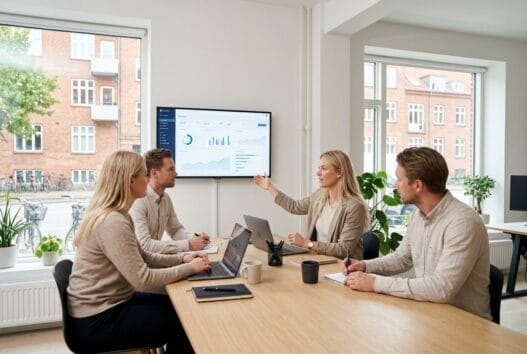 Moderne kontormiljø med dansk webbureau i Skrydstrup, hvor et team arbejder med digital markedsføring