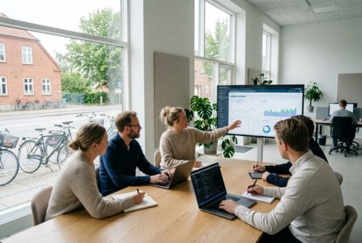 Moderne dansk webbureau i Sneslev med team ved computer og digitale dashboards