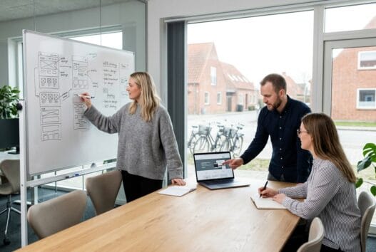 Dansk webbureau i sønder vedby skovhuse med team ved computer og digitale skærme