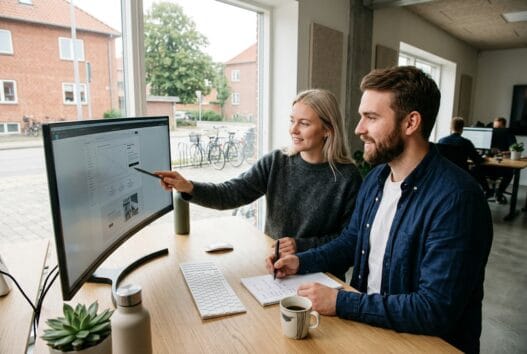 Moderne dansk webbureau i Sønderup (4200) med team, der arbejder ved computere og dashboards