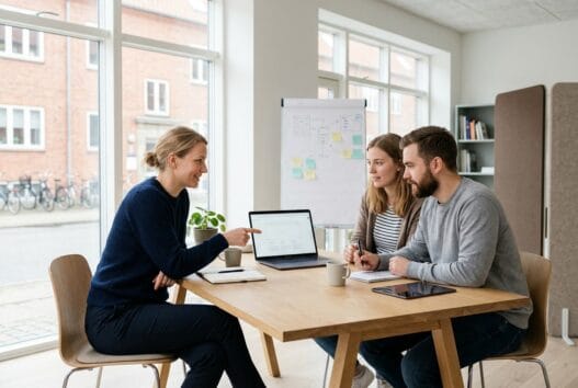 Moderne webbureau i strand esboenderup med dansk team ved computer og digitale dashboards
