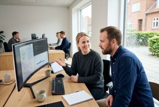 Moderne webbureau i Strøby med dansk team foran skærme og digitale dashboards