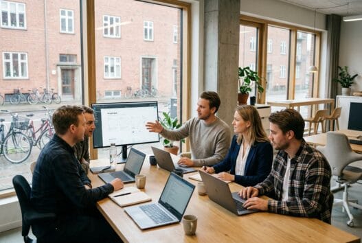 Moderne webbureau i Stubbæk med skandinavisk team, der arbejder ved computer og analyserer digitale data