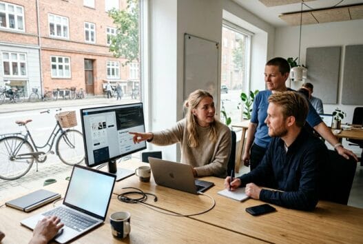 Dansk webbureau-team arbejder med digital markedsføring i et moderne kontor i sundby (7950)