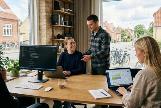 Skandinavisk webbureau i Torslunde med team ved computer og digitale dashboards