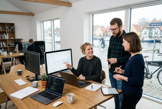Moderne dansk webbureau i Troense med team ved computer og digitale dashboards