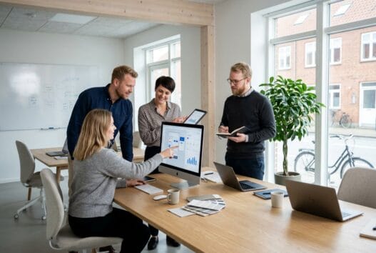 Skandinavisk webbureau i Uggerslev med team, der arbejder ved computere og analyserer digitale data