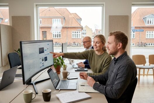 Moderne webbureau i Vallensved med dansk team foran skærme og digitale dashboards