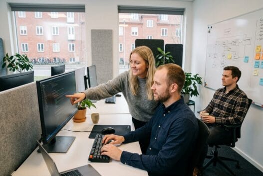 Moderne webbureau i Vemmedrup med dansk team foran dashboards og udvikling på skærmen